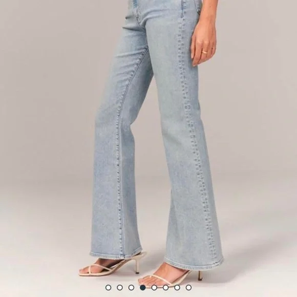 High-Waisted Light Blue Flare Jeans Abercrombie and Fitch - Picture 3 of 5